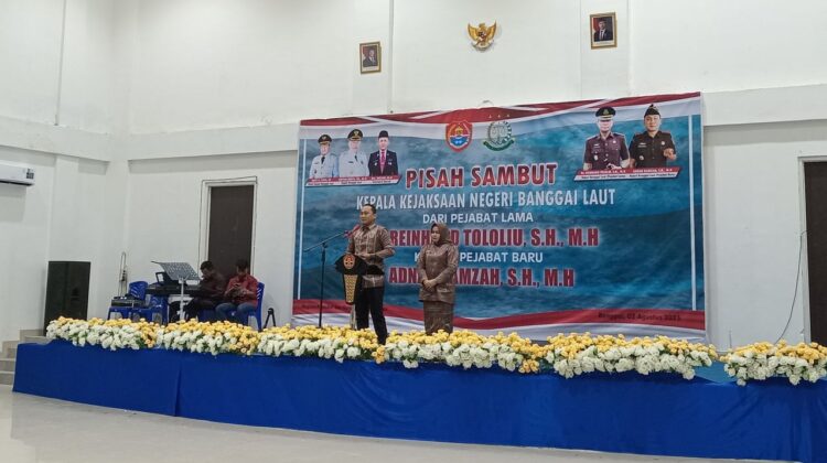 Kepala Kejaksaan Negeri Banggai Laut, Adnan Hamzah bersama Istri pada acara pisah sambut di Gedung Ali Hamid, Sabtu malam 2 Agustus 2025 (Foto: Nomo/BanggaiTerkini)