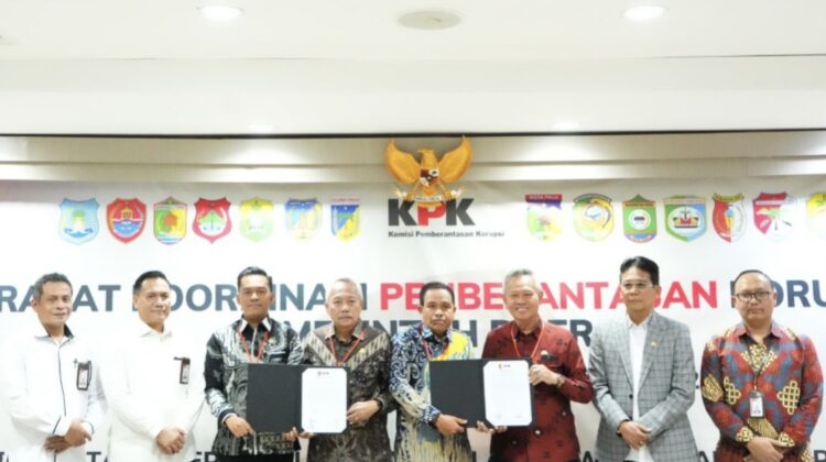 Ketua DPRD Banggai Laut Patwan Kuba,SH,MH bersama Bupati Sofyan Kaepa,SH,M.Si menghadiri rakor pemberantasan korupsi di gedung merah putih KPK RI (Istimewa)