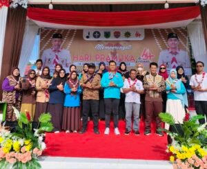 Ketua Kwarcab Patwan Kuba bersama pengurus pramuka Banggai Laut pada pembukaan Lomba Semaphore Dance Gerakan Pramuka dalam rangka memperingati Hari Ulang Tahun (HUT) Pramuka ke-64 (Foto: Istimewa)