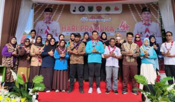 Ketua Kwarcab Patwan Kuba bersama pengurus pramuka Banggai Laut pada pembukaan Lomba Semaphore Dance Gerakan Pramuka dalam rangka memperingati Hari Ulang Tahun (HUT) Pramuka ke-64 (Foto: Istimewa)