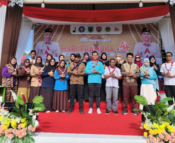 
					Ketua Kwarcab Patwan Kuba bersama pengurus pramuka Banggai Laut pada pembukaan Lomba Semaphore Dance Gerakan Pramuka dalam rangka memperingati Hari Ulang Tahun (HUT) Pramuka ke-64 (Foto: Istimewa)