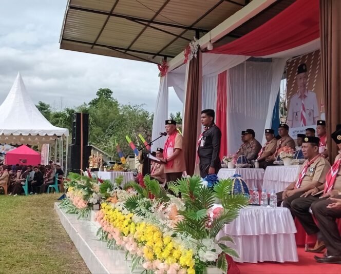 Bupati Sofyan memimpin upacara HUT Gerakan Pramuka Banggai Laut ke-64 (Foto: Nomo/ BanggaiTerkini)