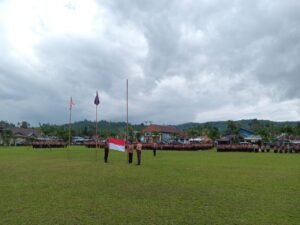 Pengibaran Bendera Merah Putih dalam rangka peringati hari pramuka ke-64 di desa Adean, Banggai Tengah, Kamis 14 Agustus 2025 (Foto: Nomo/ BanggaiTerkini)
