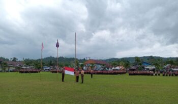 Pengibaran Bendera Merah Putih dalam rangka peringati hari pramuka ke-64 di desa Adean, Banggai Tengah, Kamis 14 Agustus 2025 (Foto: Nomo/ BanggaiTerkini)