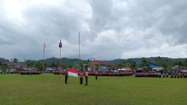 Pengibaran Bendera Merah Putih dalam rangka peringati hari pramuka ke-64 di desa Adean, Banggai Tengah, Kamis 14 Agustus 2025 (Foto: Nomo/ BanggaiTerkini)
