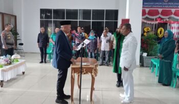 Bupati Sofyan Kaepa melakukan prosesi pelantikan (Foto : Nomo/BanggaiTerkini)