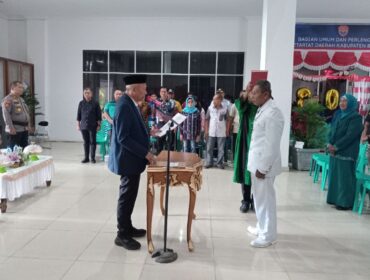 Bupati Sofyan Kaepa melakukan prosesi pelantikan (Foto : Nomo/BanggaiTerkini)