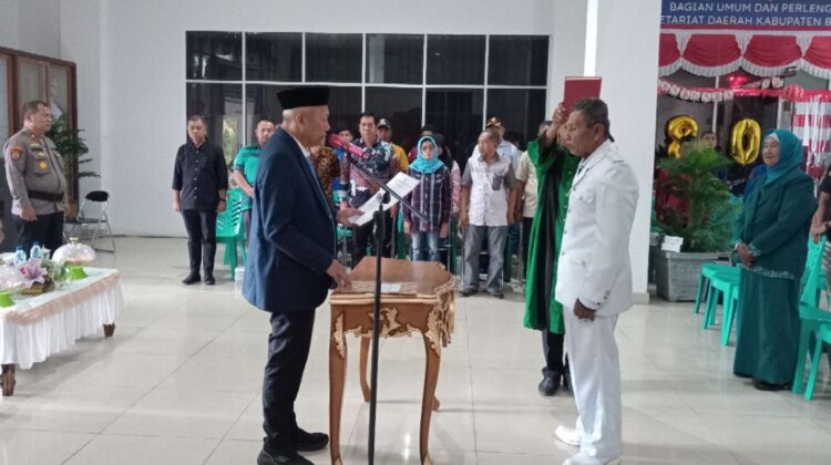 Bupati Sofyan Kaepa melakukan prosesi pelantikan (Foto : Nomo/BanggaiTerkini)