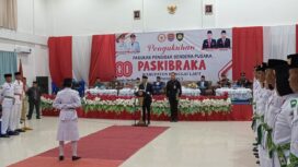 Bupati Sofyan Kaepa saat membacakan naskah pengkuhan paskibraka, Jumat 15 Agustus 2025 di Gedung Ali Hamid (Foto: Nomo/ BanggaiTerkini)