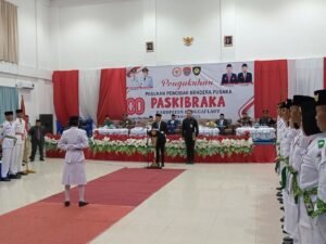 Bupati Sofyan Kaepa saat membacakan naskah pengkuhan paskibraka, Jumat 15 Agustus 2025 di Gedung Ali Hamid (Foto: Nomo/ BanggaiTerkini)