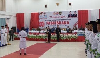 Bupati Sofyan Kaepa saat membacakan naskah pengkuhan paskibraka, Jumat 15 Agustus 2025 di Gedung Ali Hamid (Foto: Nomo/ BanggaiTerkini)