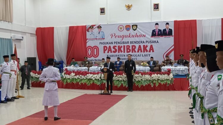 Bupati Sofyan Kaepa saat membacakan naskah pengkuhan paskibraka, Jumat 15 Agustus 2025 di Gedung Ali Hamid (Foto: Nomo/ BanggaiTerkini)