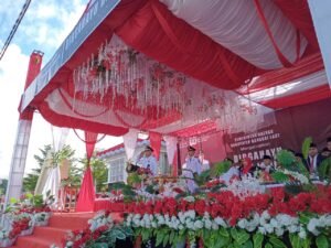 Bupati Sofyan Kaepa jadi komandan upacara HUT RI ke-80 (Foto: Nomo/BanggaiTerkini)