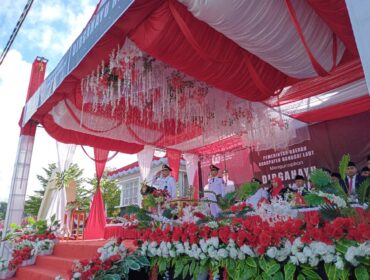 Bupati Sofyan Kaepa jadi komandan upacara HUT RI ke-80 (Foto: Nomo/BanggaiTerkini)