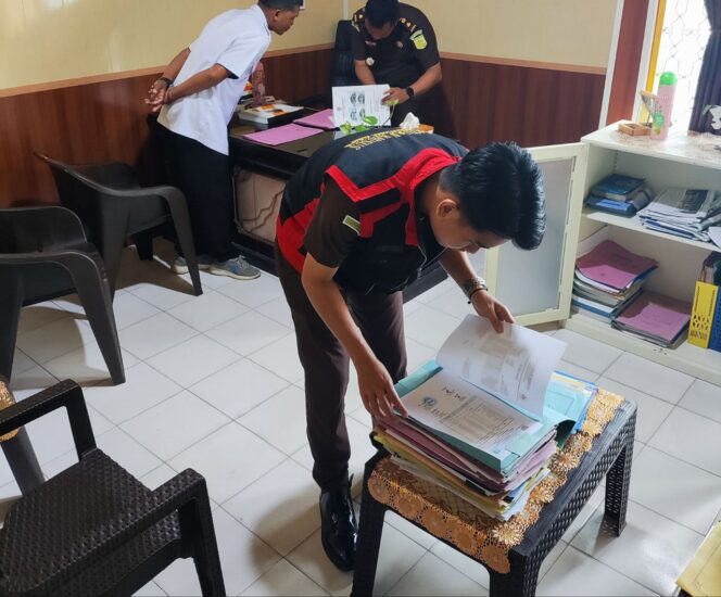 
					Kejari Banggai Laut Geledah Kantor PDAM Paisu Moute Terkait Dugaan Korupsi