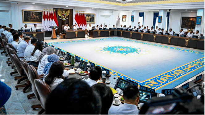 
					Sidang Kabinet ke-8, Presiden Tegaskan Strategi Nasional Berjalan di Jalur yang Tepat