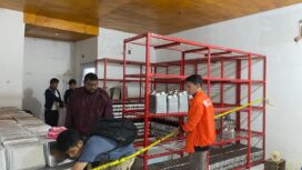 Polisi memasang garis police line untuk mengamankan barang bukti di dapur MBG penyebab keracunan massal di Banggai Kepulauan (Foto : Humas Polres Bangkep)