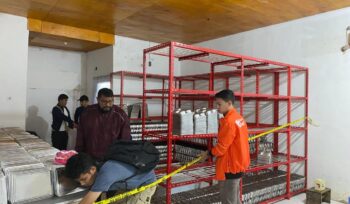 Polisi memasang garis police line untuk mengamankan barang bukti di dapur MBG penyebab keracunan massal di Banggai Kepulauan (Foto : Humas Polres Bangkep)