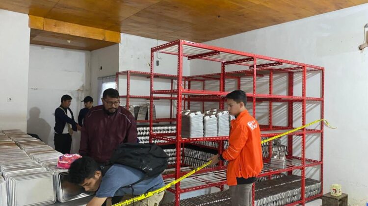 Polisi memasang garis police line untuk mengamankan barang bukti di dapur MBG penyebab keracunan massal di Banggai Kepulauan (Foto : Humas Polres Bangkep)