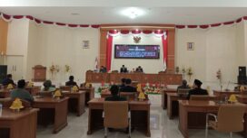 Ketua DPRD Patwan Kuba didampingi Wakil Ketua Jamaludin R. Bunsiang saat memimpin Rapat Paripurna pembahasan Perubahan APBD 2025 (Foto : Nomo/BanggaiTerkini)