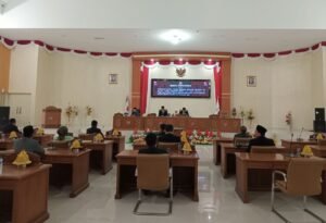 Ketua DPRD Patwan Kuba didampingi Wakil Ketua Jamaludin R. Bunsiang saat memimpin Rapat Paripurna pembahasan Perubahan APBD 2025 (Foto : Nomo/BanggaiTerkini)
