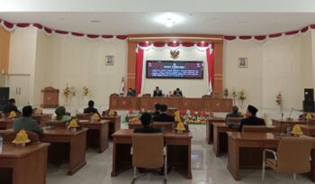 Ketua DPRD Patwan Kuba didampingi Wakil Ketua Jamaludin R. Bunsiang saat memimpin Rapat Paripurna pembahasan Perubahan APBD 2025 (Foto : Nomo/BanggaiTerkini)
