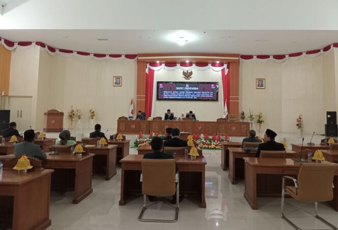 
					Ketua DPRD Patwan Kuba didampingi Wakil Ketua Jamaludin R. Bunsiang saat memimpin Rapat Paripurna pembahasan Perubahan APBD 2025 (Foto : Nomo/BanggaiTerkini)