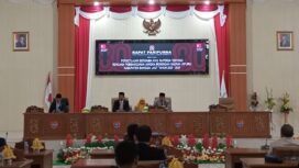 Ketua DPRD Patwan Kuba didampingi Wakil Ketua Jamaludin R. Bunsiang memimpin rapat paripurna persetujuan bersama RJPMD 2025-2029 (Foto: Nomo/BanggaiTerkini)