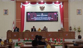 Ketua DPRD Patwan Kuba didampingi Wakil Ketua Jamaludin R. Bunsiang memimpin rapat paripurna persetujuan bersama RJPMD 2025-2029 (Foto: Nomo/BanggaiTerkini)