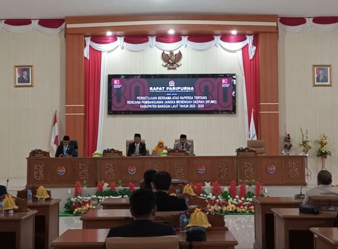
					Ketua DPRD Patwan Kuba didampingi Wakil Ketua Jamaludin R. Bunsiang memimpin rapat paripurna persetujuan bersama RJPMD 2025-2029 (Foto: Nomo/BanggaiTerkini)