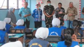 Bupati Sofyan Kaepa meninjau MBG di SMP N 1 Banggai (Istimewa)