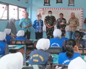 Bupati Sofyan Kaepa meninjau MBG di SMP N 1 Banggai (Istimewa)