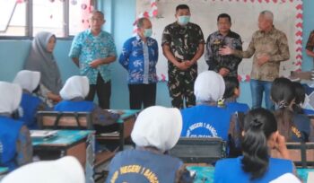 Bupati Sofyan Kaepa meninjau MBG di SMP N 1 Banggai (Istimewa)