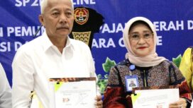 Bupati Sofyan Kaepa bersama Hj. Ramiyatie Direktur Utama Bank Sulteng pada penandatanganan kerjasama pencairan SP2D online (Foto : Istimewa)