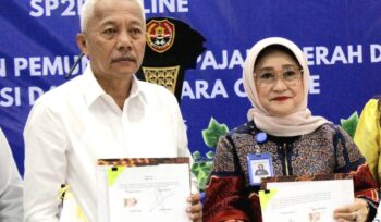 Bupati Sofyan Kaepa bersama Hj. Ramiyatie Direktur Utama Bank Sulteng pada penandatanganan kerjasama pencairan SP2D online (Foto : Istimewa)
