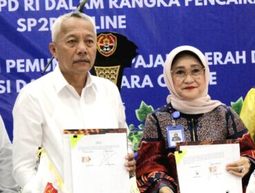 Bupati Sofyan Kaepa bersama Hj. Ramiyatie Direktur Utama Bank Sulteng pada penandatanganan kerjasama pencairan SP2D online (Foto : Istimewa)