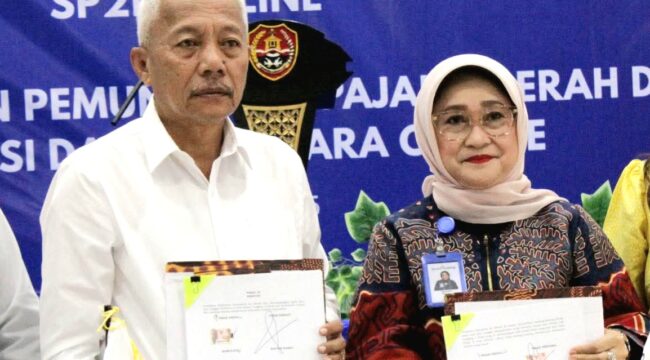 Bupati Sofyan Kaepa bersama Hj. Ramiyatie Direktur Utama Bank Sulteng pada penandatanganan kerjasama pencairan SP2D online (Foto : Istimewa)