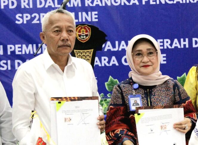 Bupati Sofyan Kaepa bersama Hj. Ramiyatie Direktur Utama Bank Sulteng pada penandatanganan kerjasama pencairan SP2D online (Foto : Istimewa)