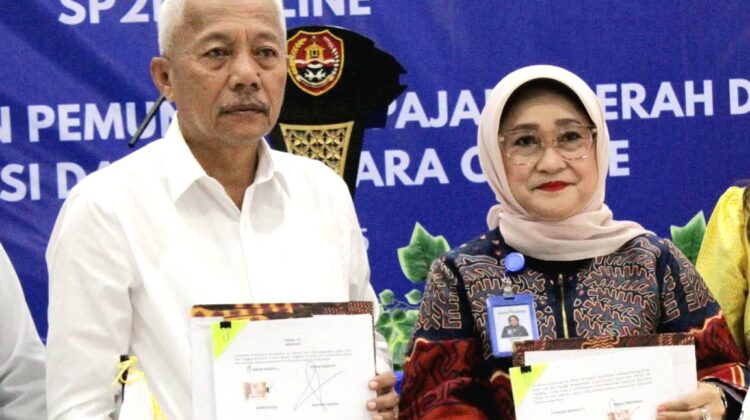Bupati Sofyan Kaepa bersama Hj. Ramiyatie Direktur Utama Bank Sulteng pada penandatanganan kerjasama pencairan SP2D online (Foto : Istimewa)