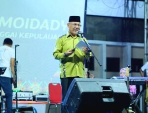 Rusli Moidady Bupati Banggai Kepulauan membuka Festival Trikora 2025 di Salakan (Foto : Istimewa)