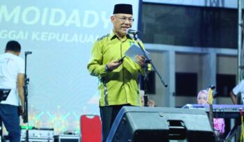 Rusli Moidady Bupati Banggai Kepulauan membuka Festival Trikora 2025 di Salakan (Foto : Istimewa)