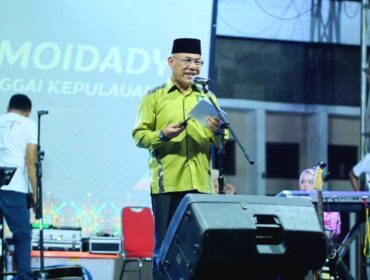 Rusli Moidady Bupati Banggai Kepulauan membuka Festival Trikora 2025 di Salakan (Foto : Istimewa)