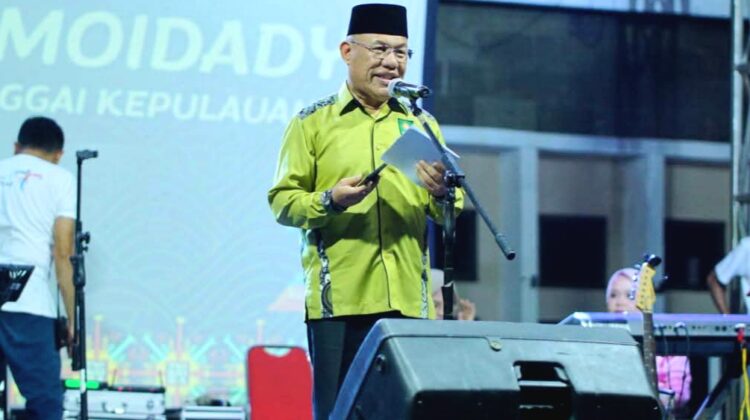 Rusli Moidady Bupati Banggai Kepulauan membuka Festival Trikora 2025 di Salakan (Foto : Istimewa)