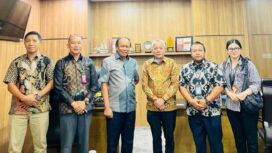 Anggota DPR RI Komisi XI Muhidin M Said bersama Bupati Sofyan Kaepa didampingi Kepala Dinas PUPR Mulyadi Mojang, Kepala Dinas Perhubungan Donni H Siwi, Kepala Dinas Pemadam Kebakaran dan Penyelamatan Steven W. Musa dan Kepala Bagian Protokol Komunikasi Pimpinan Syull Amygrant K. Dara (Foto : Prokopim Banggai Laut)