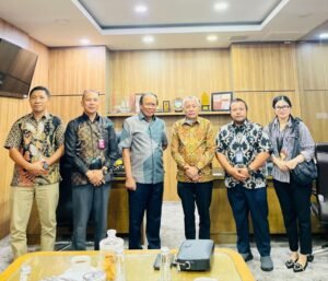 Anggota DPR RI Komisi XI Muhidin M Said bersama Bupati Sofyan Kaepa didampingi Kepala Dinas PUPR Mulyadi Mojang, Kepala Dinas Perhubungan Donni H Siwi, Kepala Dinas Pemadam Kebakaran dan Penyelamatan Steven W. Musa dan Kepala Bagian Protokol Komunikasi Pimpinan Syull Amygrant K. Dara (Foto : Prokopim Banggai Laut)