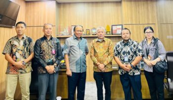 Anggota DPR RI Komisi XI Muhidin M Said bersama Bupati Sofyan Kaepa didampingi Kepala Dinas PUPR Mulyadi Mojang, Kepala Dinas Perhubungan Donni H Siwi, Kepala Dinas Pemadam Kebakaran dan Penyelamatan Steven W. Musa dan Kepala Bagian Protokol Komunikasi Pimpinan Syull Amygrant K. Dara (Foto : Prokopim Banggai Laut)