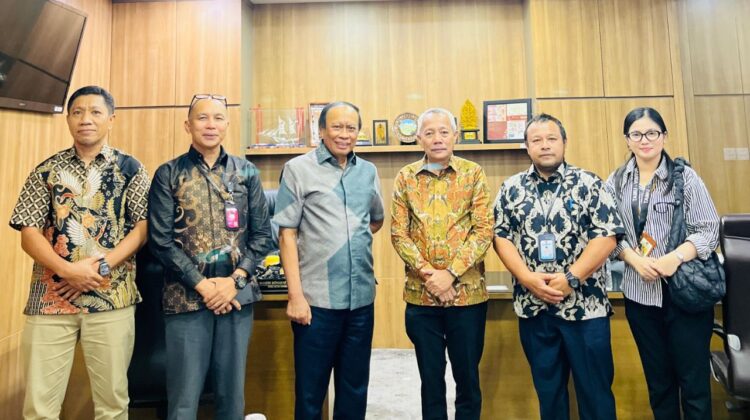 Anggota DPR RI Komisi XI Muhidin M Said bersama Bupati Sofyan Kaepa didampingi Kepala Dinas PUPR Mulyadi Mojang, Kepala Dinas Perhubungan Donni H Siwi, Kepala Dinas Pemadam Kebakaran dan Penyelamatan Steven W. Musa dan Kepala Bagian Protokol Komunikasi Pimpinan Syull Amygrant K. Dara (Foto : Prokopim Banggai Laut)