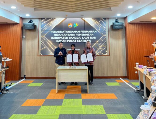 
					Ketua BPS RI Amalia Adininggar Widyasanti bersama Bupati Sofyan Kaepa melakukan penandatangan hibah untuk pembangunan kantor BPS Banggai Laut (Foto : Prokopim Banggai Laut)