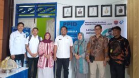 Kepala Dinas Kominfo Hasmiati Londol didampingi Kepala Bidang IKP Ismail A. S Supa bersama Komisi Informasi Sulteng (Foto : Nomo/BanggaiTerkini)