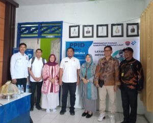 Kepala Dinas Kominfo Hasmiati Londol didampingi Kepala Bidang IKP Ismail A. S Supa bersama Komisi Informasi Sulteng (Foto : Nomo/BanggaiTerkini)